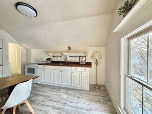Private kitchen - Little Downtown Apt with Beautiful Window View (Brunswick)
