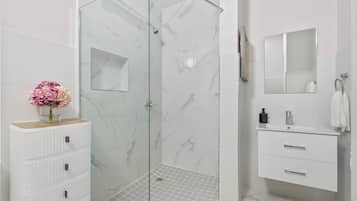 Apartment, 3 Bedrooms | Bathroom | Shower, towels, soap, shampoo