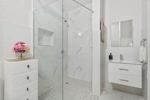 Apartment, 3 Bedrooms | Bathroom | Shower, towels, soap, shampoo - Manati by Otium (Manatí)