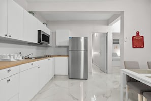 Apartamento, 3 habitaciones | Cocina privada | Frigorífico, microondas, placa de cocina y utensilios de cocina