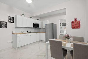 Apartamento família | Cozinha privada | Geladeira, micro-ondas, cooktop, talheres/pratos/utensílios de cozinha