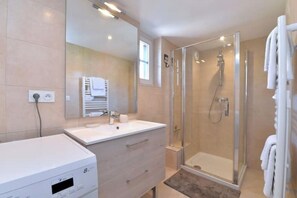 Shower, hair dryer, towels, soap - Gîte Luxe-Bacchus 4*- 6 pers-Suitable for families Pets welcome (Riquewihr)
