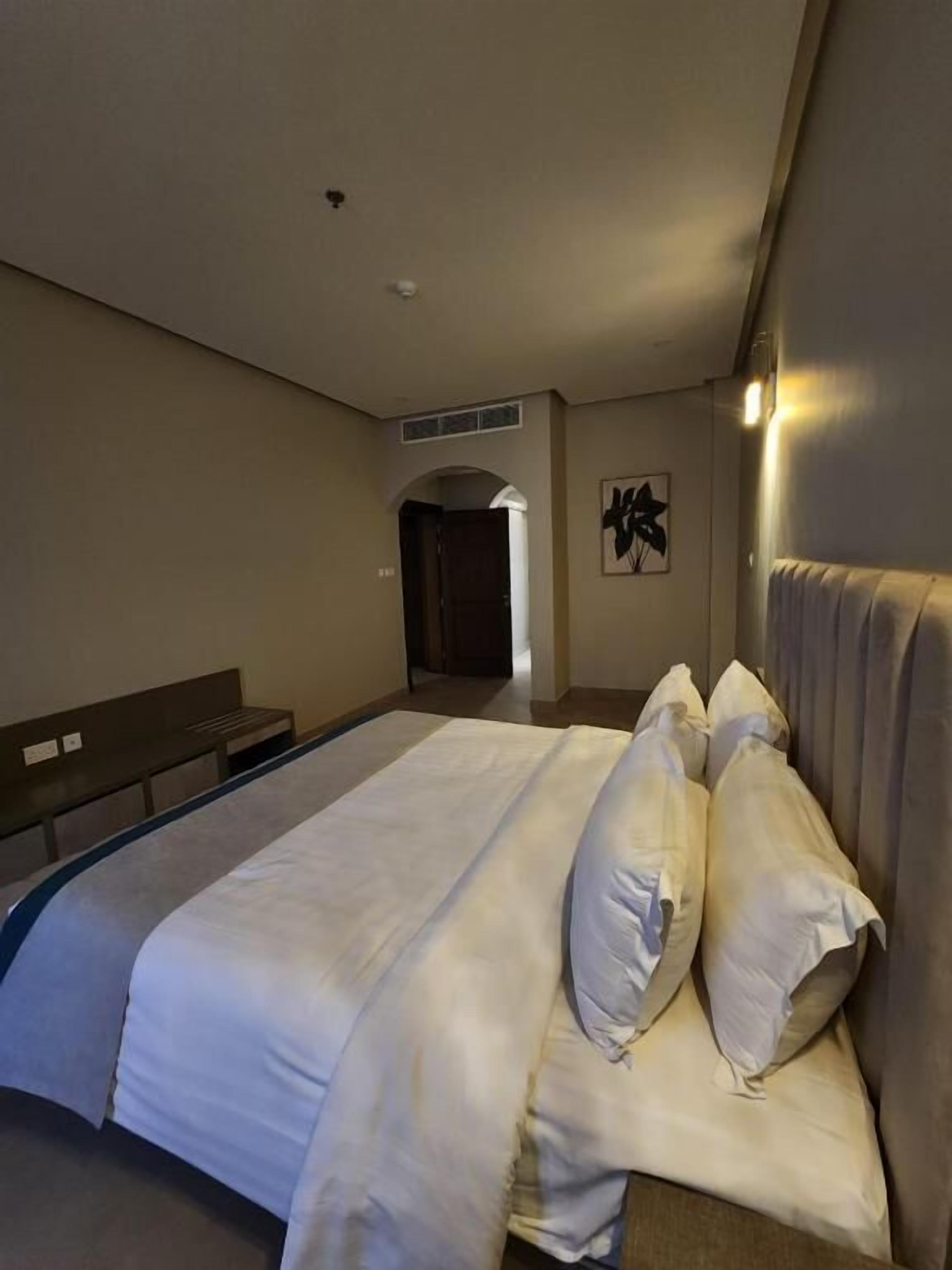 Deluxe Room, City View | In-room safe, blackout curtains, soundproofing, free WiFi