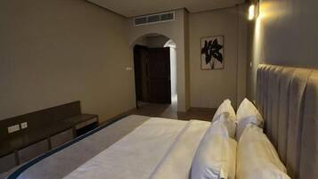 Deluxe Room, City View | In-room safe, blackout curtains, soundproofing, free WiFi