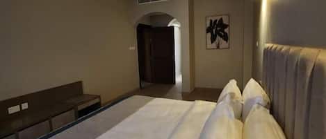 Deluxe Room, City View | Peti besi dalam bilik, langsir/tirai gelap terus, kalis bunyi