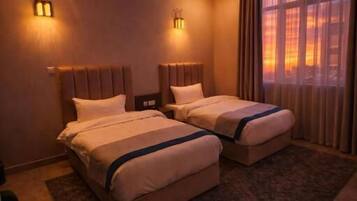 Deluxe dubbelrum - utsikt mot staden | Värdeförvaringsskåp på rummet, mörkläggningsgardiner och ljudisolering