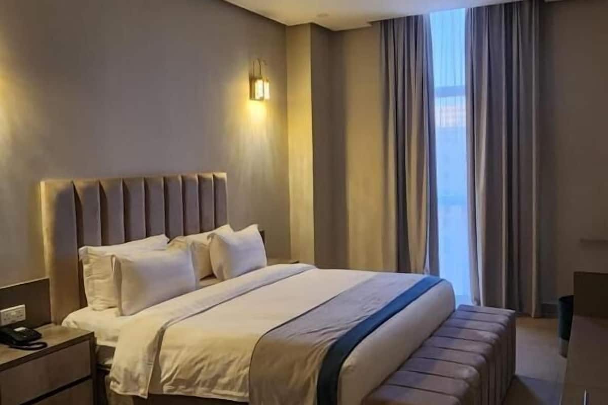 Deluxe Room, City View | In-room safe, blackout curtains, soundproofing, free WiFi