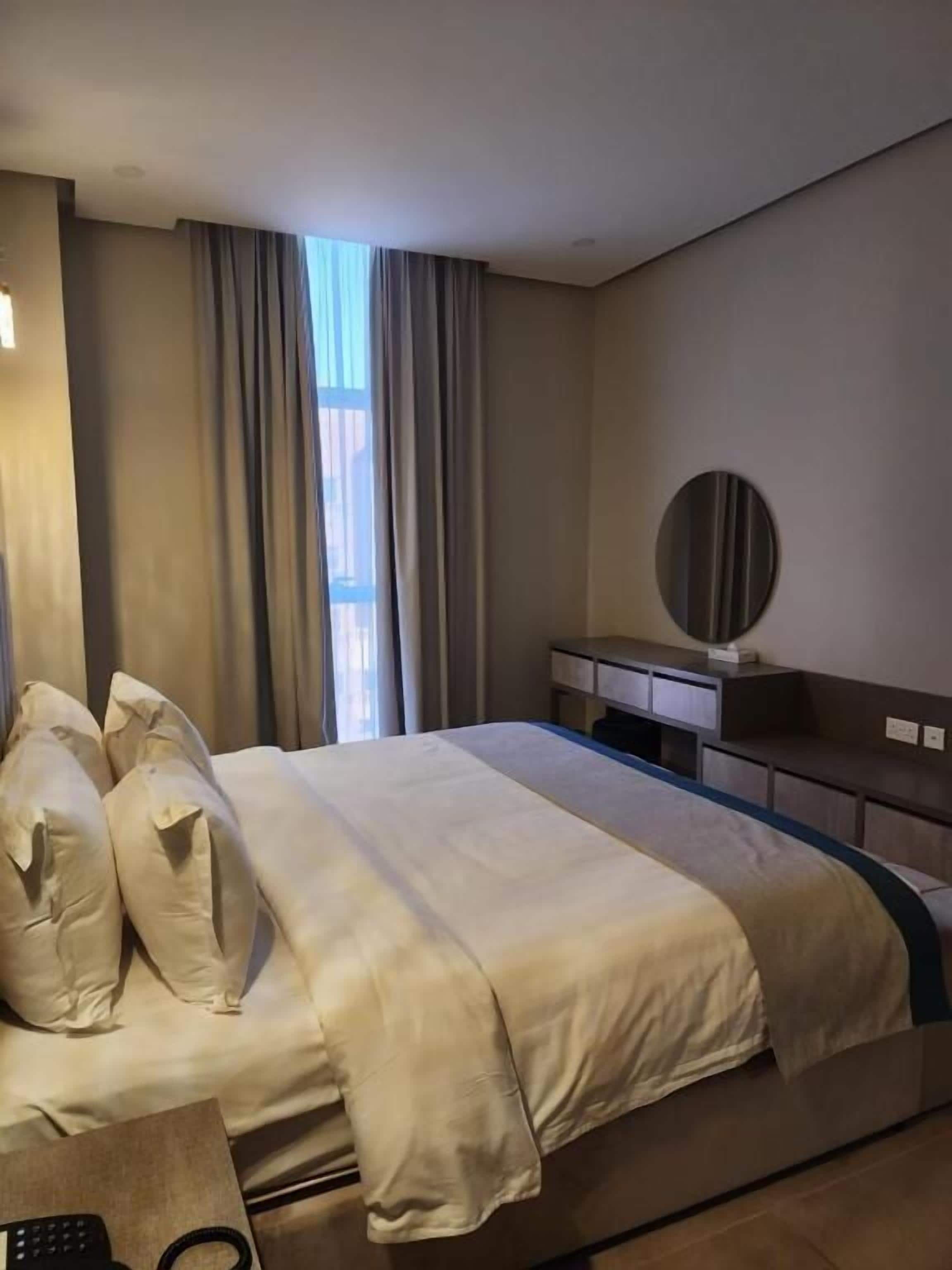 Rom – deluxe, byutsikt | Safe på rommet, blendingsgardiner, lydisolert og wi-fi (inkludert)