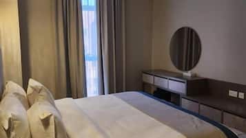 Rom – deluxe, byutsikt | Safe på rommet, blendingsgardiner, lydisolert og wi-fi (inkludert)