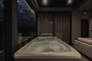 アパートメント 4 ベッドルーム バルコニー | 屋内スパ浴槽