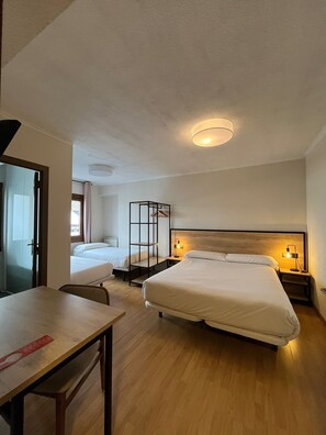 Habitación cuádruple familiar, vista a la montaña | Wifi gratis 