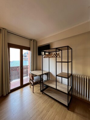 Quarto casal ou duplo superior, sacada, vista para a montanha | Opções para refeição