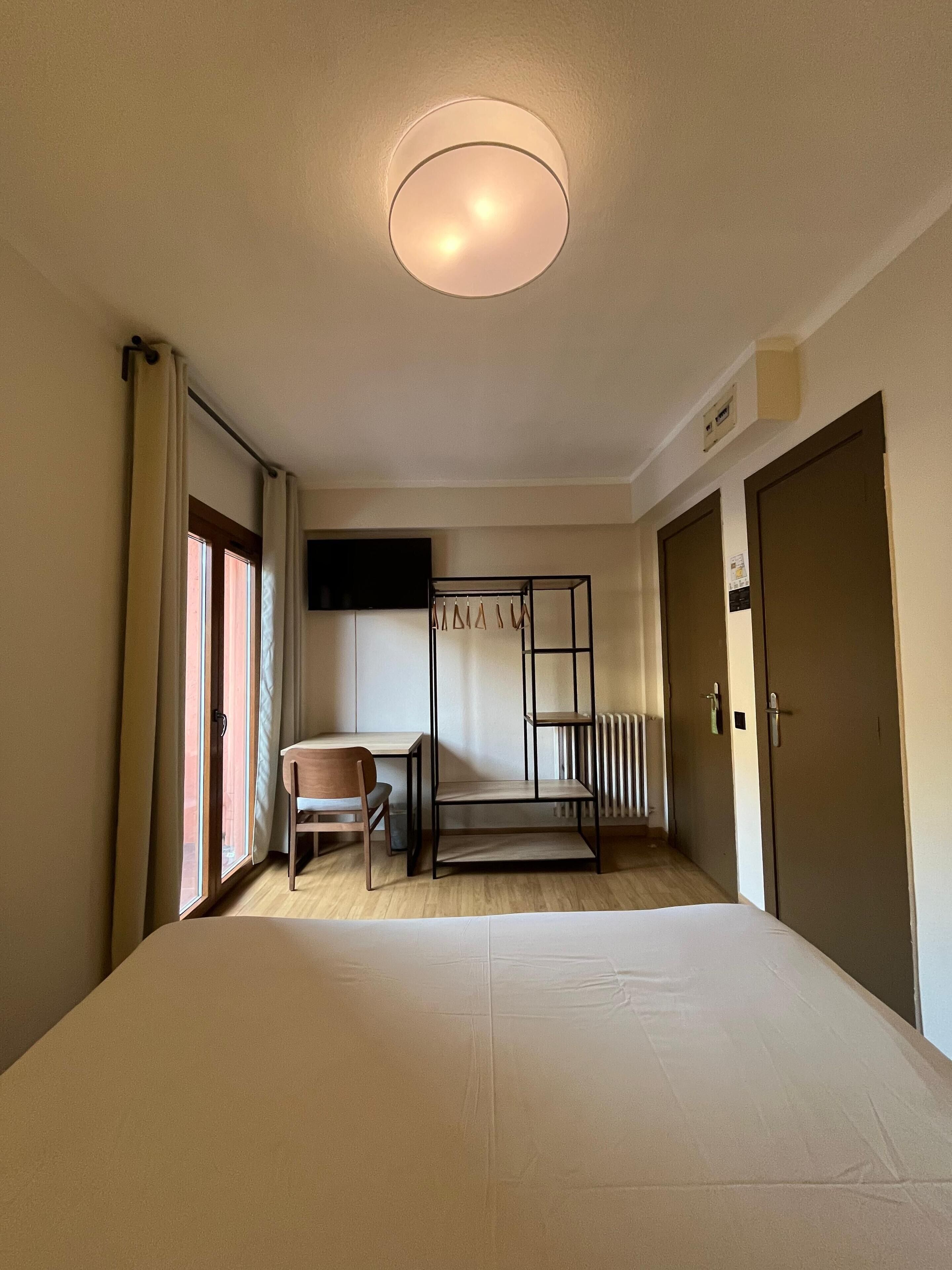 Habitación superior con 1 cama matrimonial o 2 individuales, balcón, vista a la montaña | Wifi gratis 