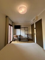 Habitación superior con 1 cama doble o 2 individuales, balcón, vistas a la montaña | Wifi gratis