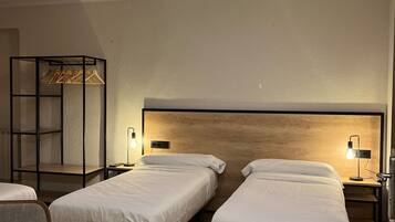 Familie vierpersoonskamer, uitzicht op bergen | Gratis wifi