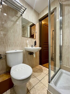 Quarto casal ou duplo econômico | Banheiro | Chuveiro, secador de cabelo, toalhas de banho, sabonete