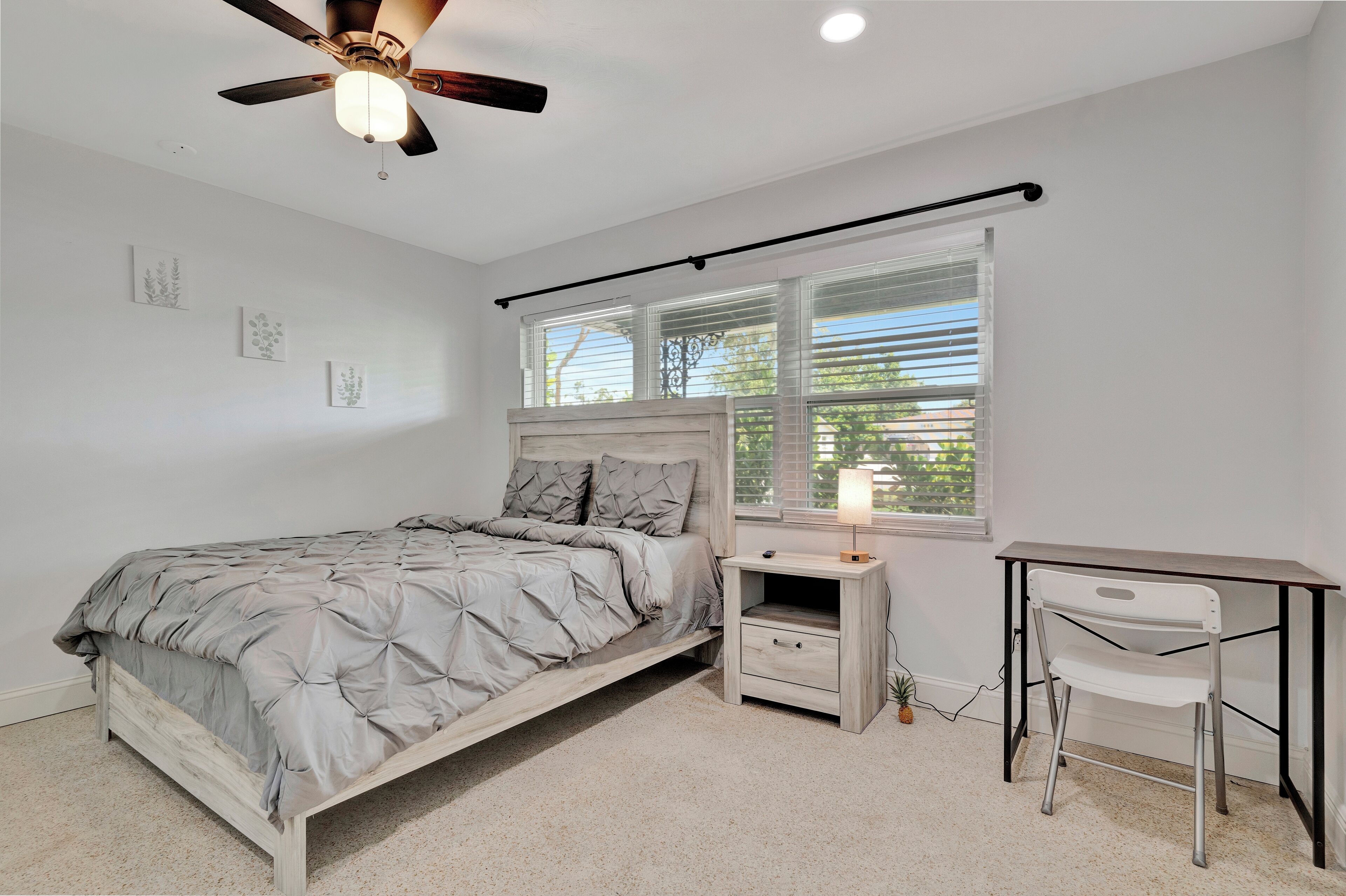 Standard Room, Non Smoking, Shared Bathroom | Iron/ironing board, free WiFi, bed sheets