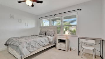 Standard Room, Non Smoking, Shared Bathroom | Iron/ironing board, free WiFi, bed sheets