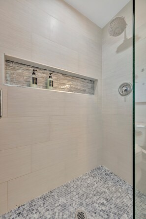 Standard Room, Shared House, Private Bath, 1 Queen Bed, Non Smoking, Refrigerator | Badezimmer | Dusche, Haartrockner, Bidet, Handtücher