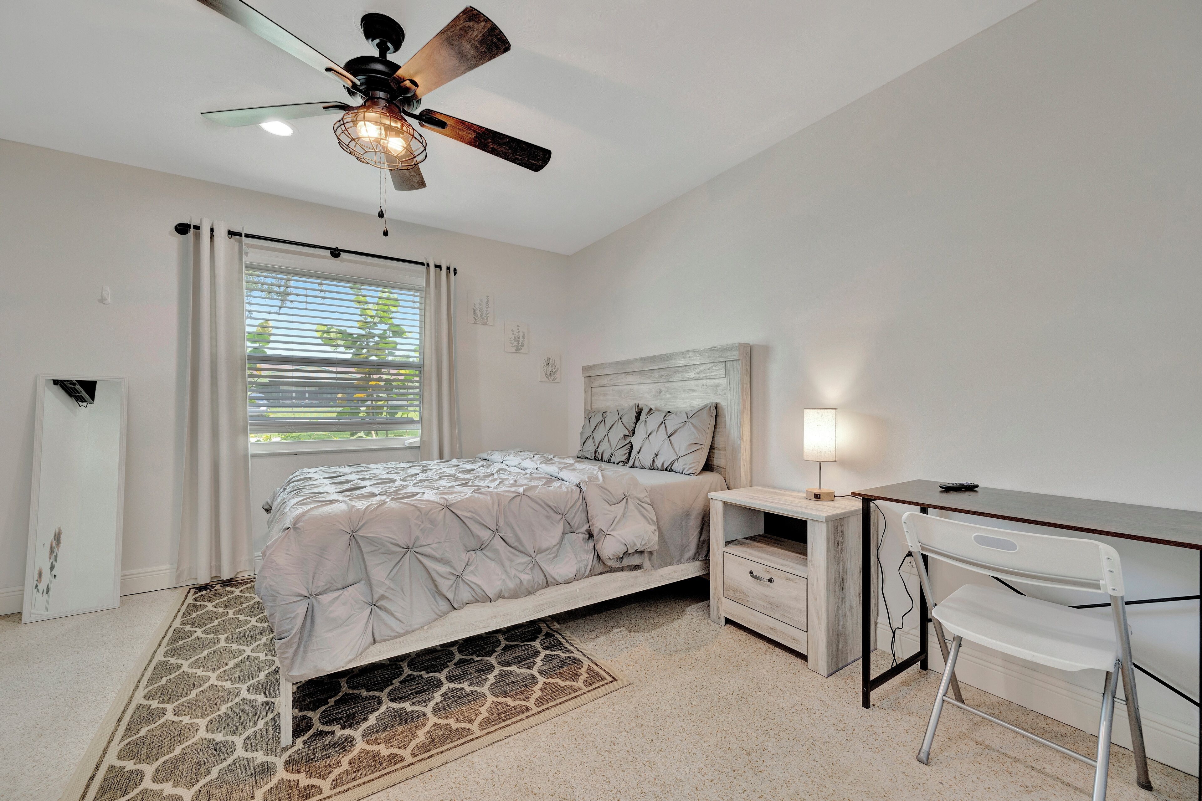 Standard Room, Non Smoking, Shared Bathroom | Iron/ironing board, free WiFi, bed sheets