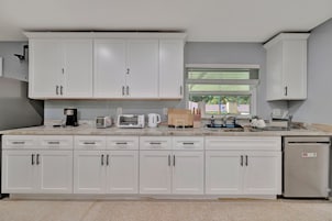 Microondas, tostadora, artículos de limpieza, freezer