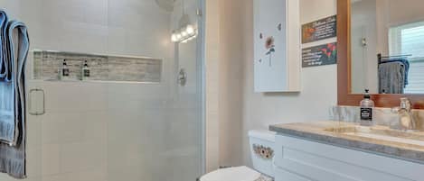 Ducha, secador de pelo, bidet, toallas
