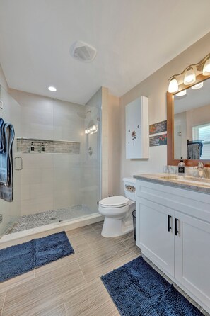 Standard Room, Shared House, Private Bath, 1 Queen Bed, Non Smoking, Refrigerator | Baño