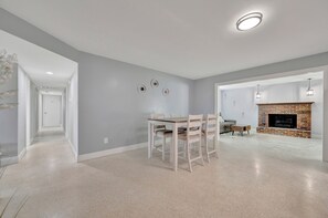 Micro-ondas em uma área comum, torradeira, produtos de limpeza, freezer