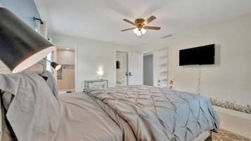 Standard Room, Shared House, Private Bath, 1 Queen Bed, Non Smoking, Refrigerator | Fer et planche Ă repasser, Wi-Fi gratuit