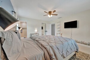 Standard Room, Shared House, Private Bath, 1 Queen Bed, Non Smoking, Refrigerator | Tabla de planchar con plancha, wifi gratis, ropa de cama