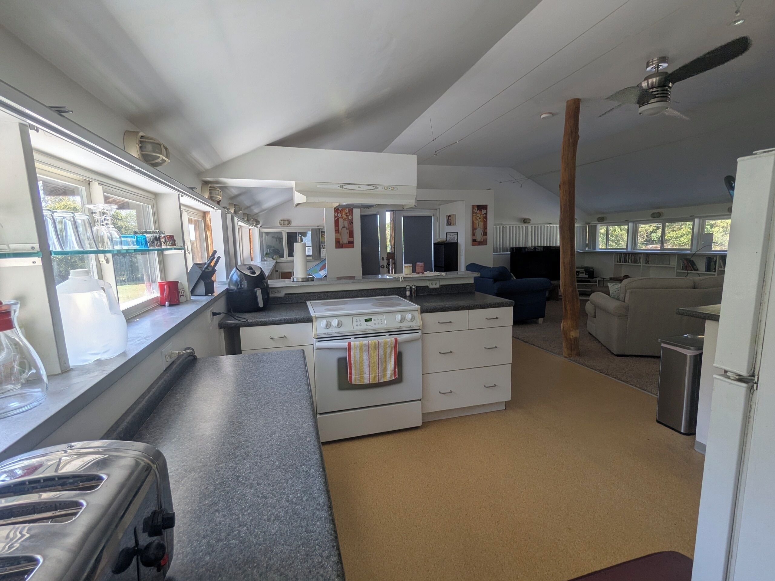 Four à micro-ondes, un four, surface de cuisson, lave-vaisselle