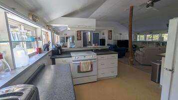 Four à micro-ondes, un four, surface de cuisson, lave-vaisselle