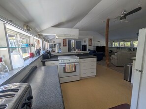 Een magnetron, een oven, een kookplaat, een vaatwasser