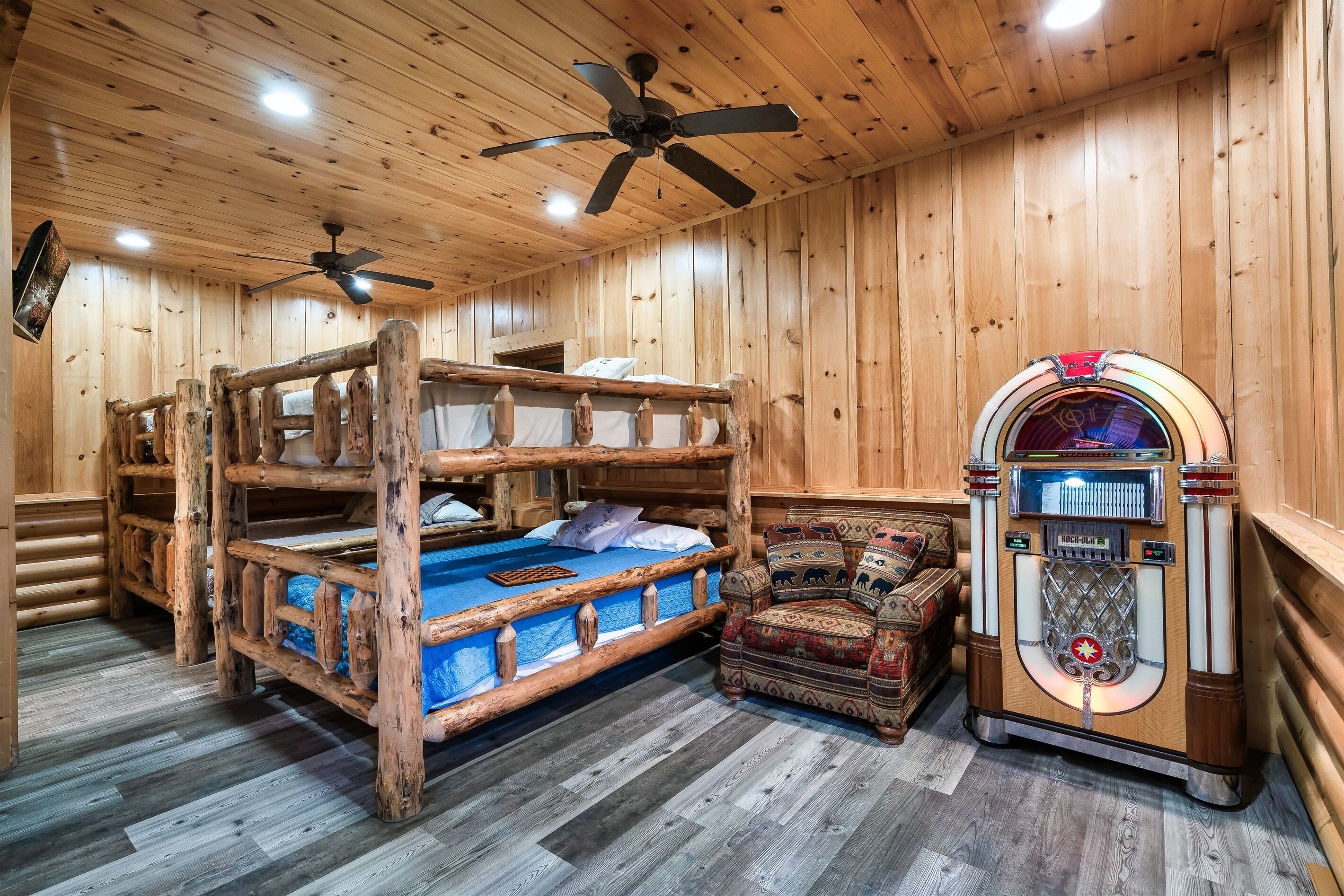 5 bedrooms, iron/ironing board, WiFi, bed sheets