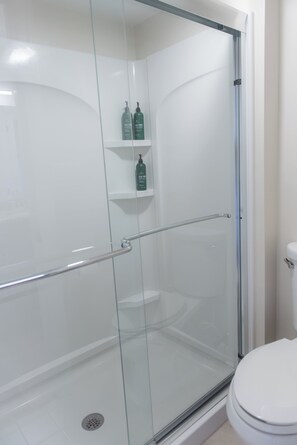 Shower, hair dryer, towels, soap - The Patriot (Jackson Springs)