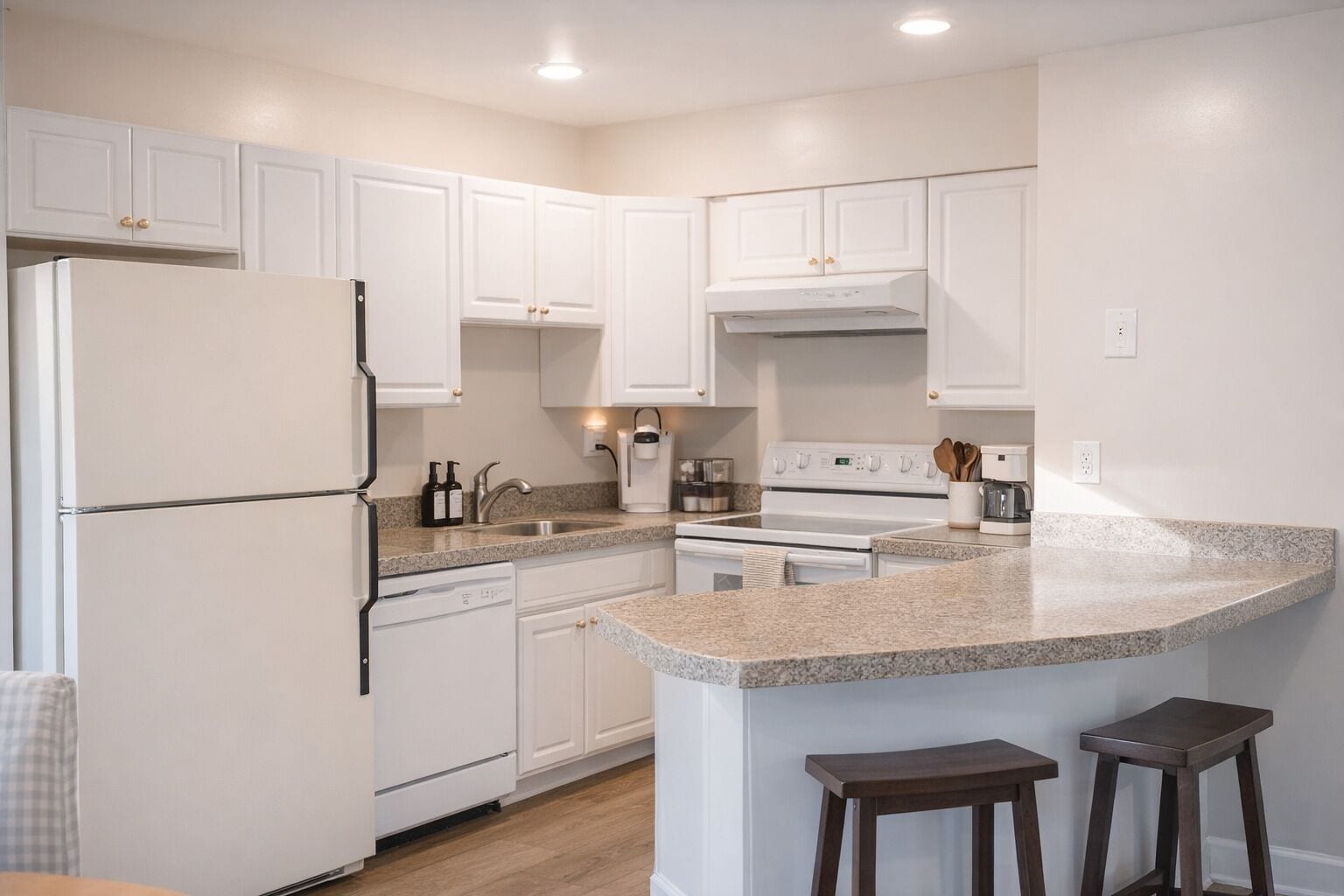 Ovn, kokeplater og oppvaskmaskin