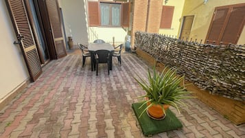 Apartamento, 2 quartos, varanda | Opções para refeição ao ar livre