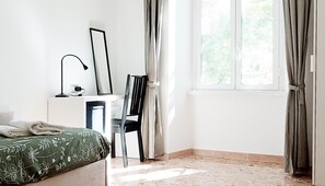 Tabla de planchar con plancha, wifi y ropa de cama 