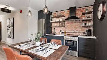 Coffee/tea maker, fridge, oven, stovetop