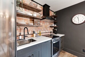 Réfrigérateur, un four, surface de cuisson, lave-vaisselle