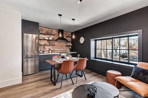 Stylish Industrial 1BR Above DT Collingwood Bakery