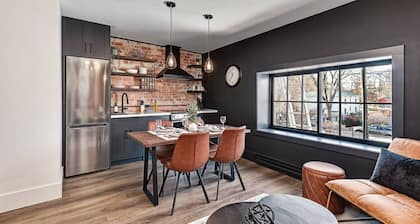 Stylish Industrial 1BR Above DT Collingwood Bakery