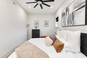 Tabla de planchar con plancha, wifi gratis y ropa de cama 