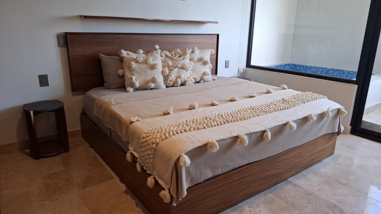 Tabla de planchar con plancha, wifi, ropa de cama