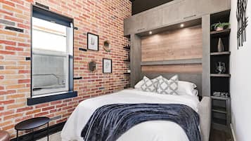 Desk, iron/ironing board, WiFi, bed sheets