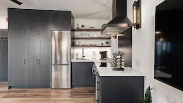 Coffee/tea maker, fridge, oven, stovetop