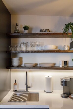 Fridge, oven, stovetop, coffee/tea maker