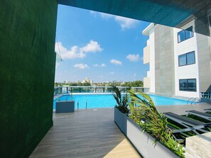 Pool - Luxury 1-bedroom apartment in residential Accra with rooftop pool and a gym (Accra)