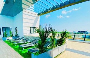 Terrace/patio - Luxury 1-bedroom apartment in residential Accra with rooftop pool and a gym (Accra)