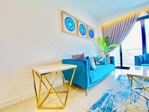 TV - Luxury 1-bedroom apartment in residential Accra with rooftop pool and a gym (Accra)